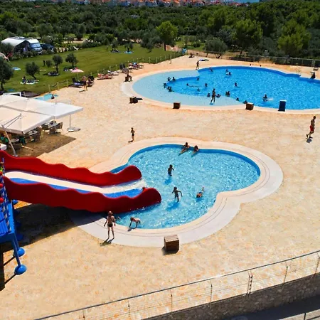 Сasa de vacaciones Mobile Homes In Camp Kovacine, Cres, With Long Pebble