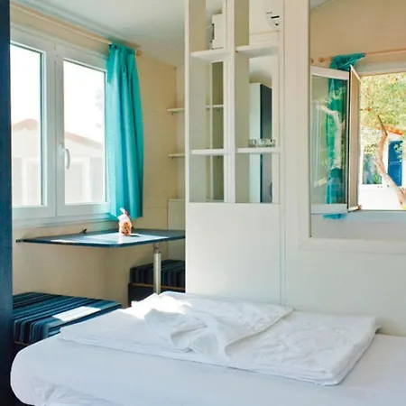 Mobile Homes In Camp Kovacine, Cres, With Long Pebble Сasa de vacaciones Cres